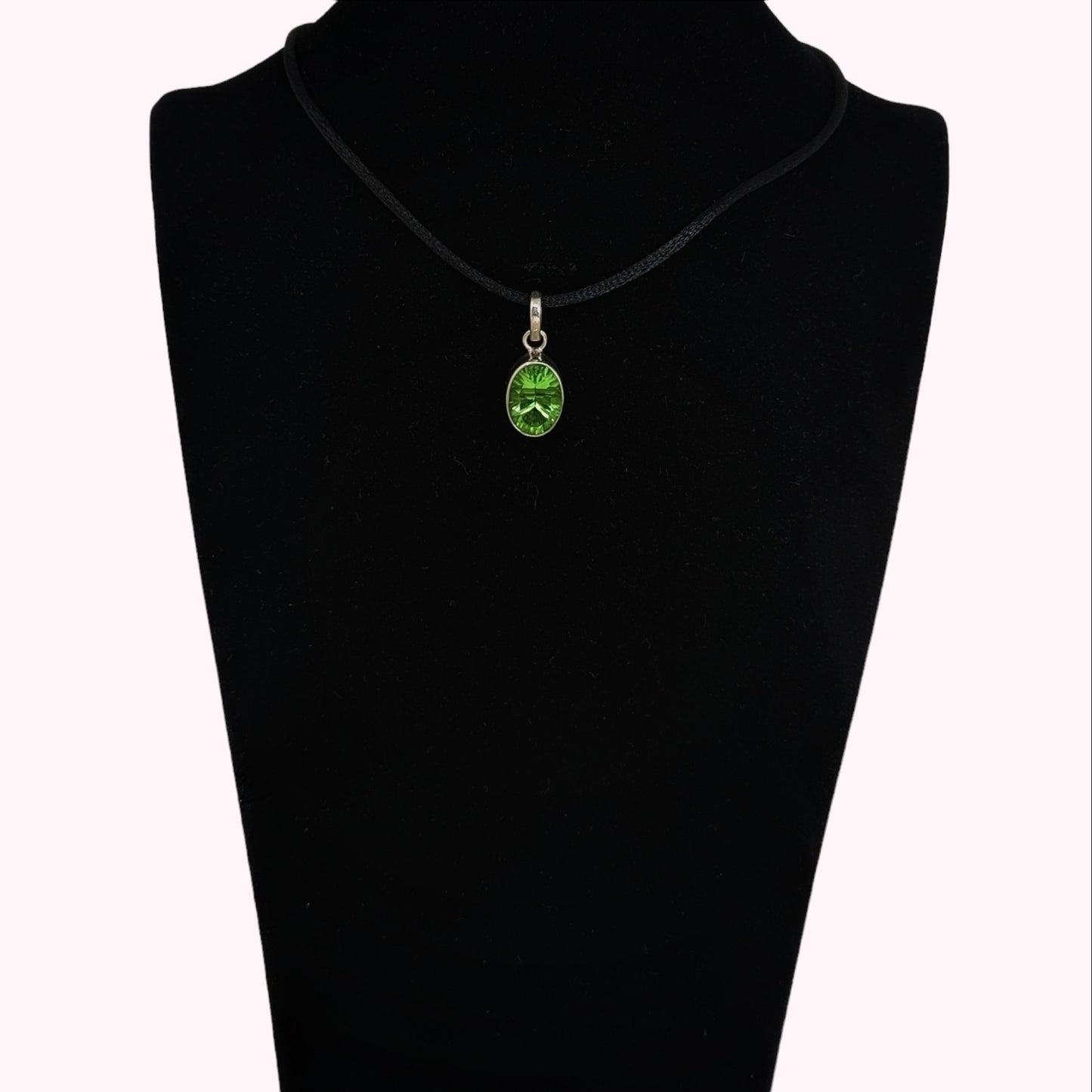 925 Sterling Silver Women Pendant With Authentic Peridot Gemstone