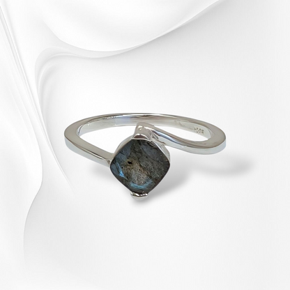 925 Sterling Silver Women's Ring with Authentic Labradorite Gemstone