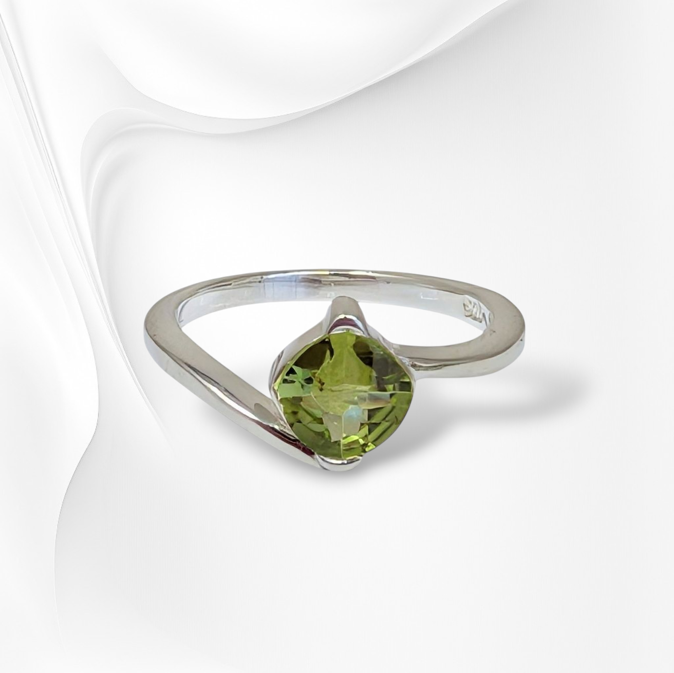 925 Sterling Silver Women's Ring with Authentic Peridot Gemstone