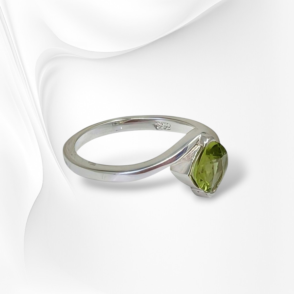 925 Sterling Silver Women's Ring with Authentic Peridot Gemstone