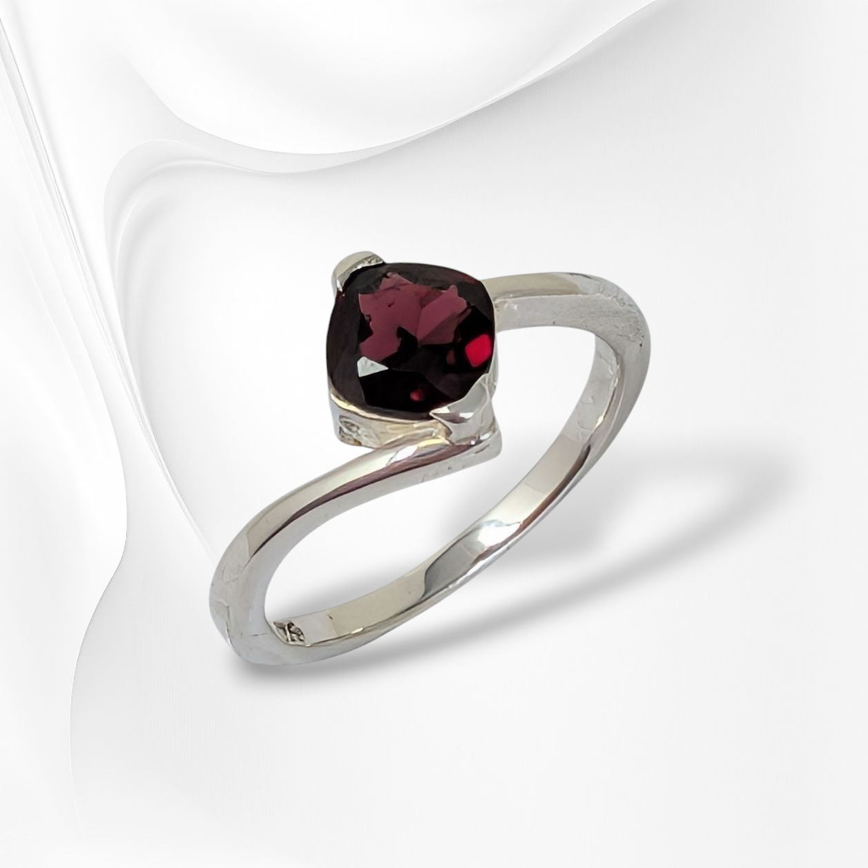 925 Sterling Silver Women's Ring with Authentic Red Garnet Gemstone