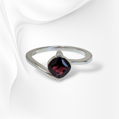 925 Sterling Silver Women's Ring with Authentic Red Garnet Gemstone