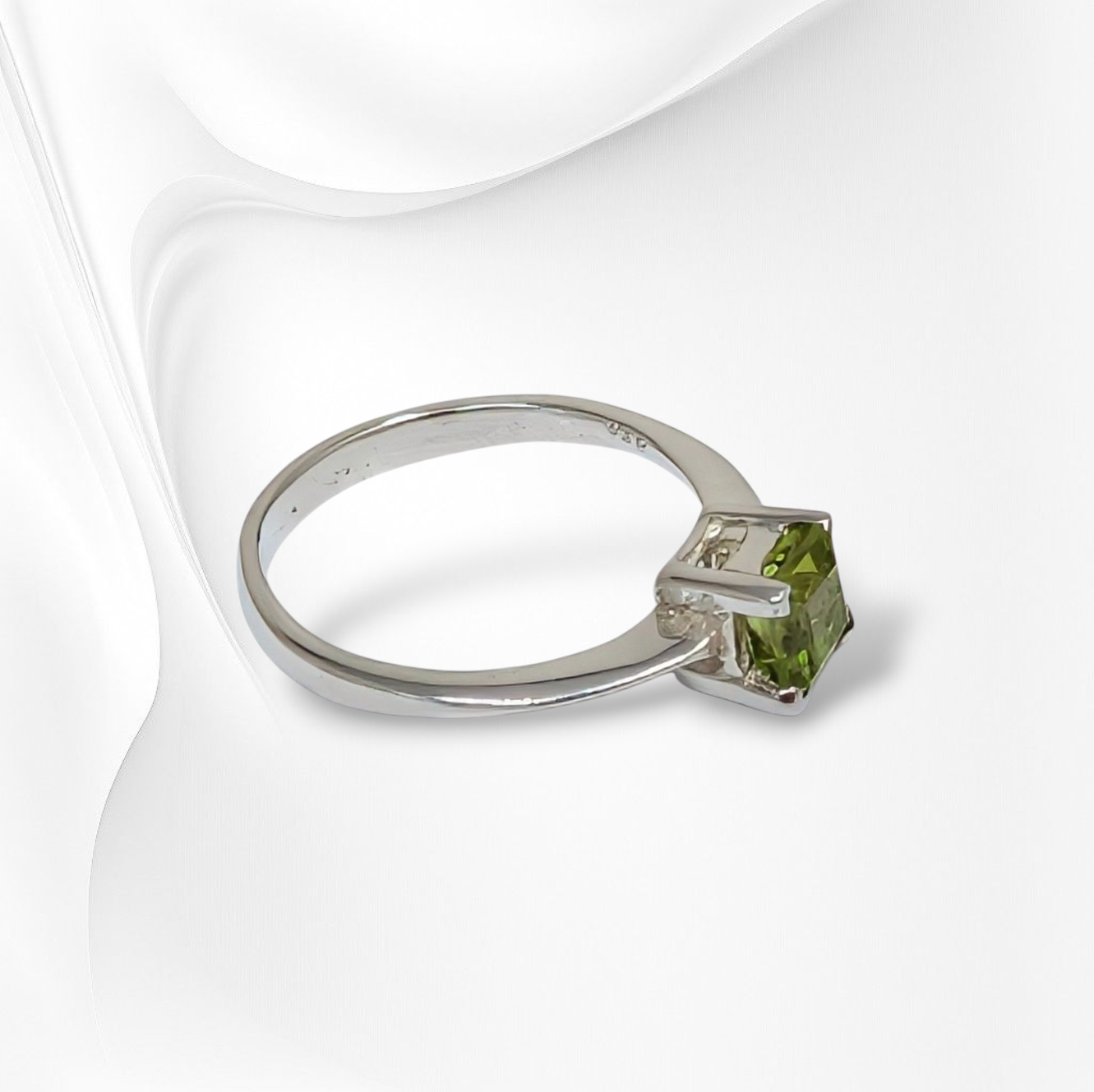 925 Sterling Silver Women's Ring with Authentic Peridot Gemstone