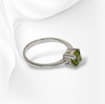 925 Sterling Silver Women's Ring with Authentic Peridot Gemstone