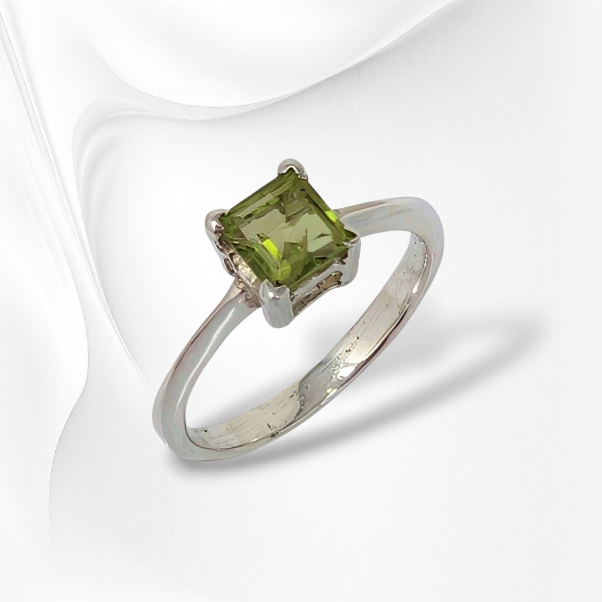 925 Sterling Silver Women's Ring with Authentic Peridot Gemstone