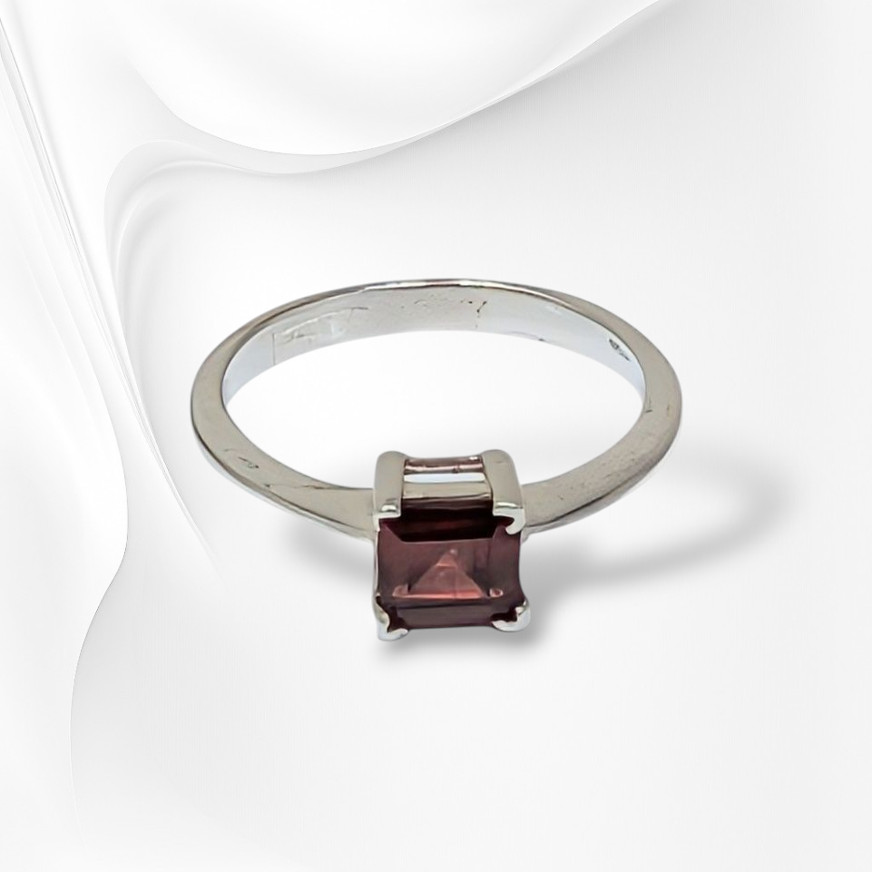 925 Sterling Silver Women's Ring with Authentic Red Garnet Gemstone