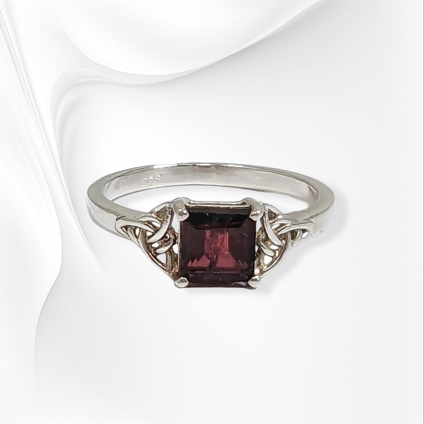 925 Sterling Silver Women's Ring with Authentic Red Garnet Gemstone