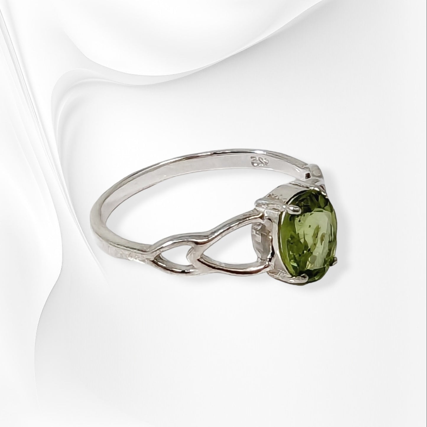 925 Sterling Silver Women's Ring with Authentic Peridot Gemstone