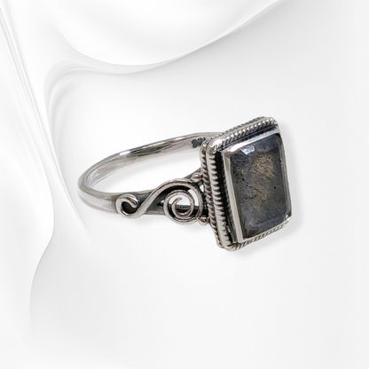 925 Sterling Silver Women's Ring With Authentic Labradorite Gemstone