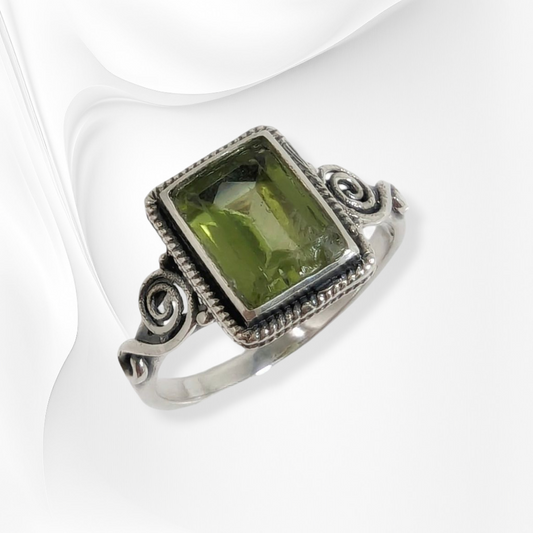 925 Sterling Silver Women's Ring With Authentic Peridot Gemstone