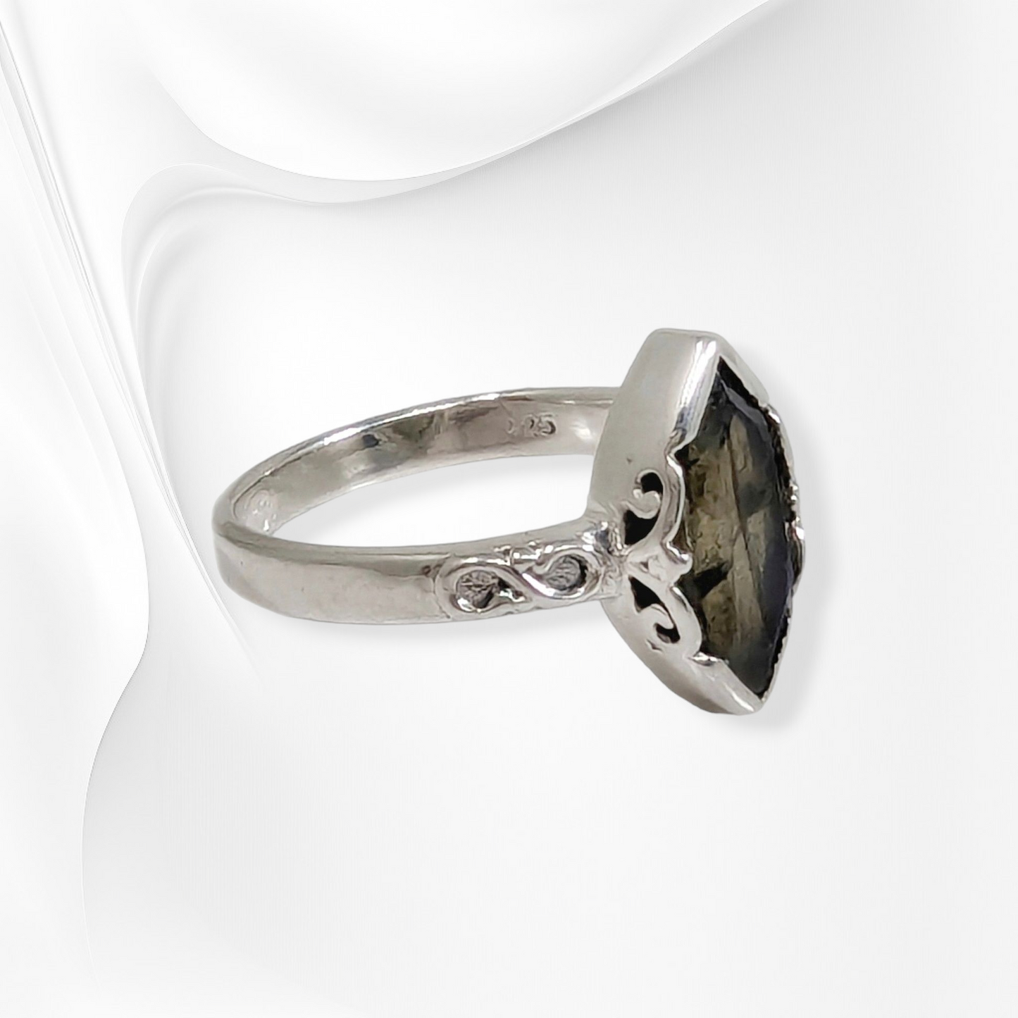 925 Sterling Silver Women's Ring with Authentic Labradorite Gemstone