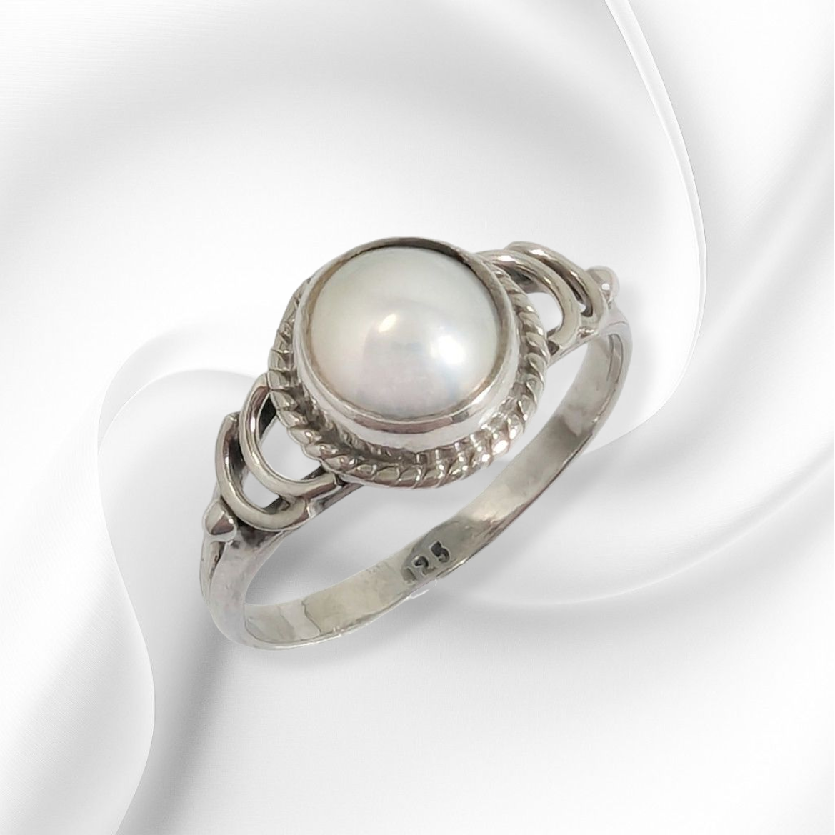 925 Sterling Silver Women's Ring with Authentic Freshwater Pearl