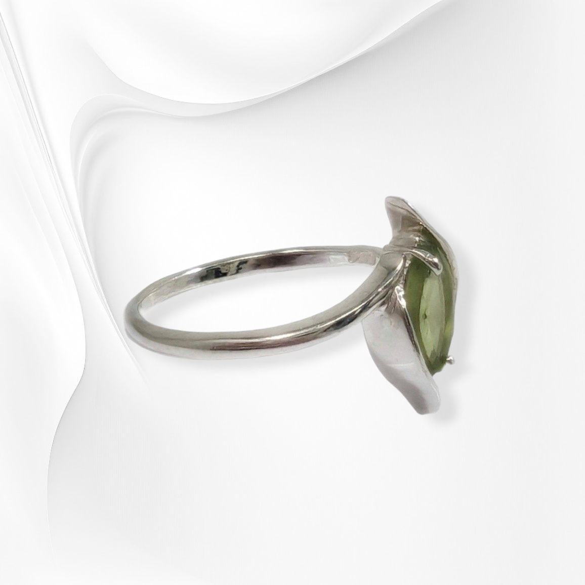 925 Sterling Silver Women's Ring with Authentic Peridot Gemstone
