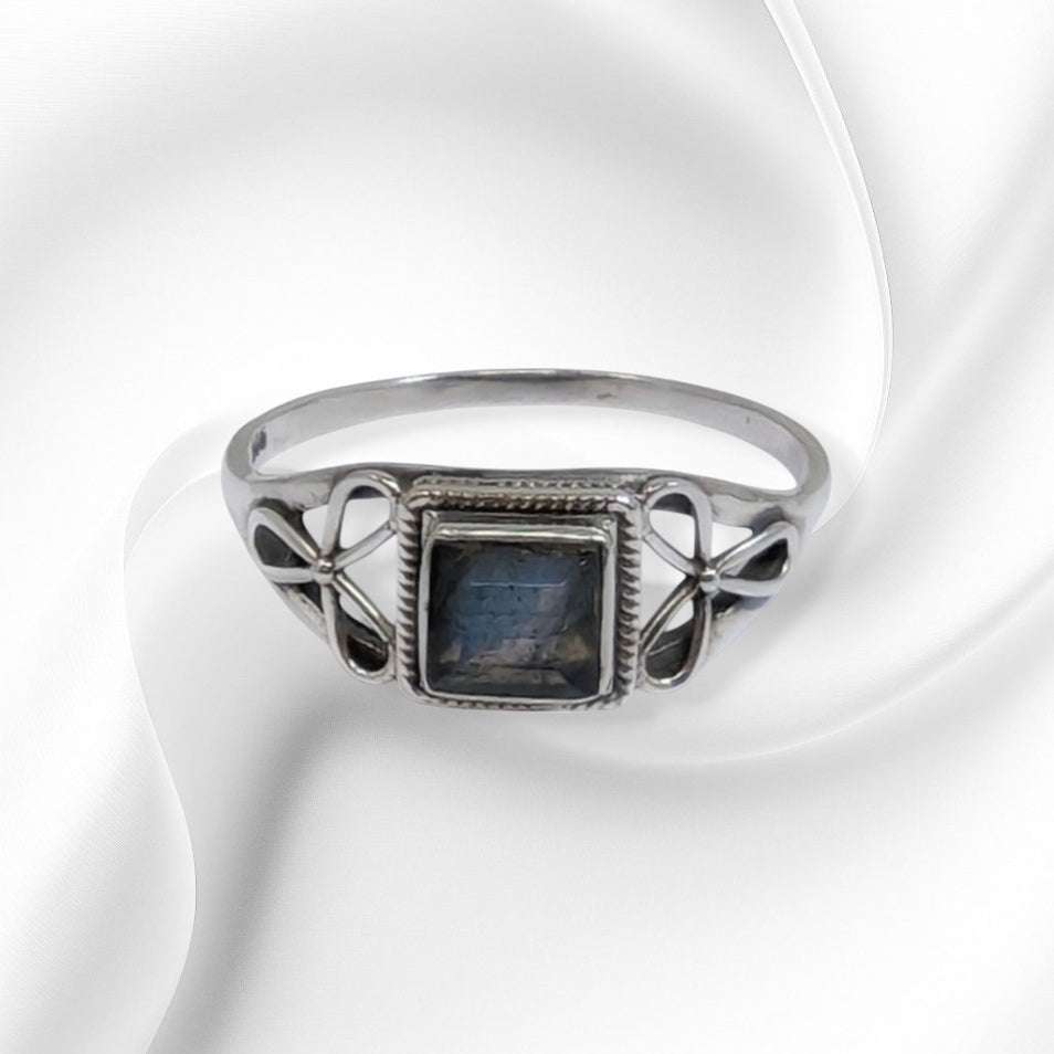 925 Sterling Silver Women's Ring With Authentic Labradorite Gemstone