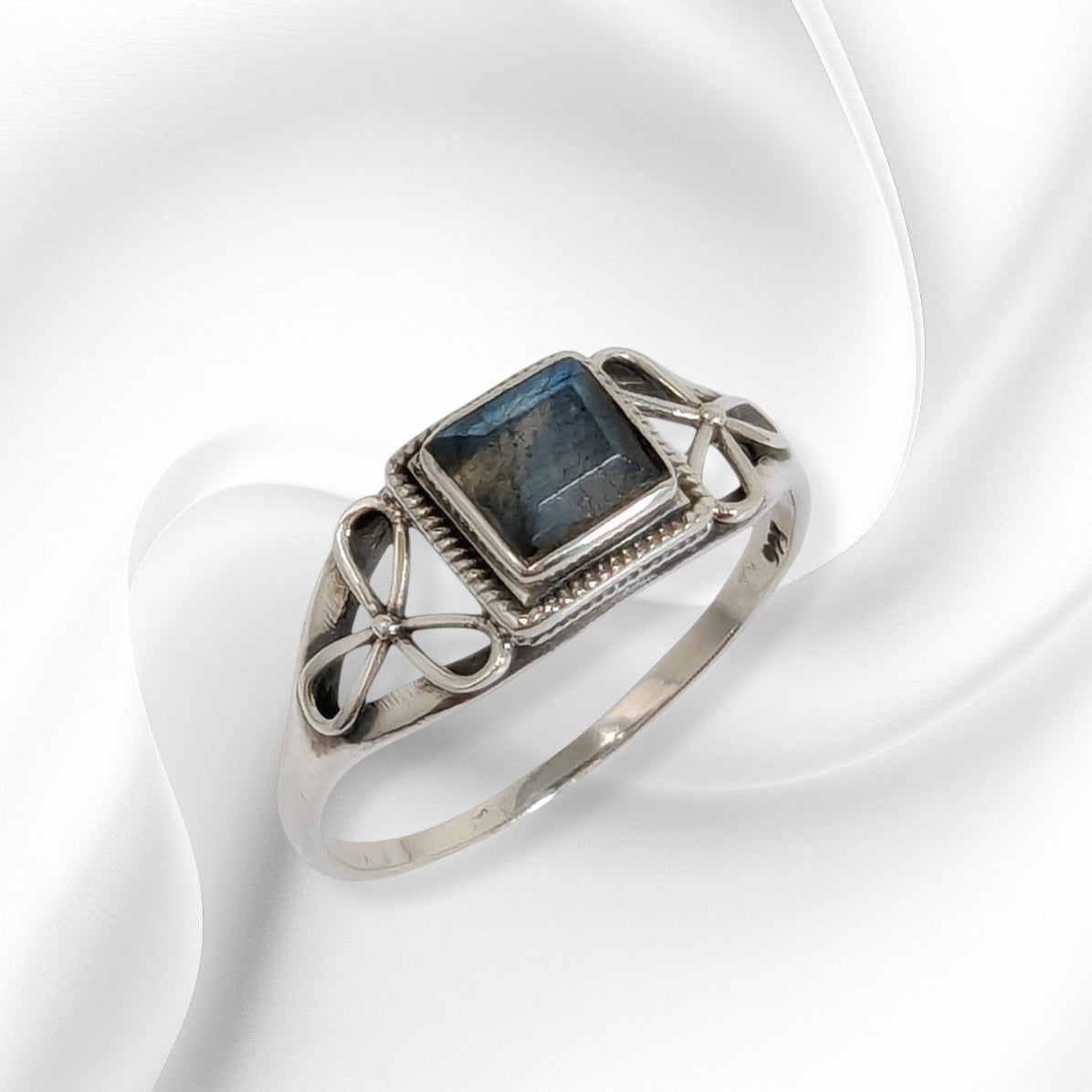 925 Sterling Silver Women's Ring With Authentic Labradorite Gemstone