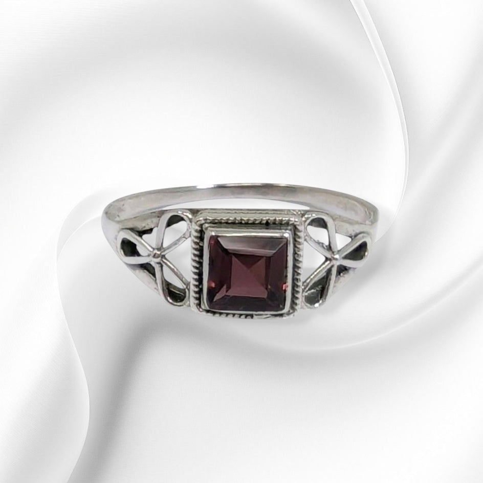 925 Sterling Silver Women's Ring With Authentic Red Garnet Gemstone