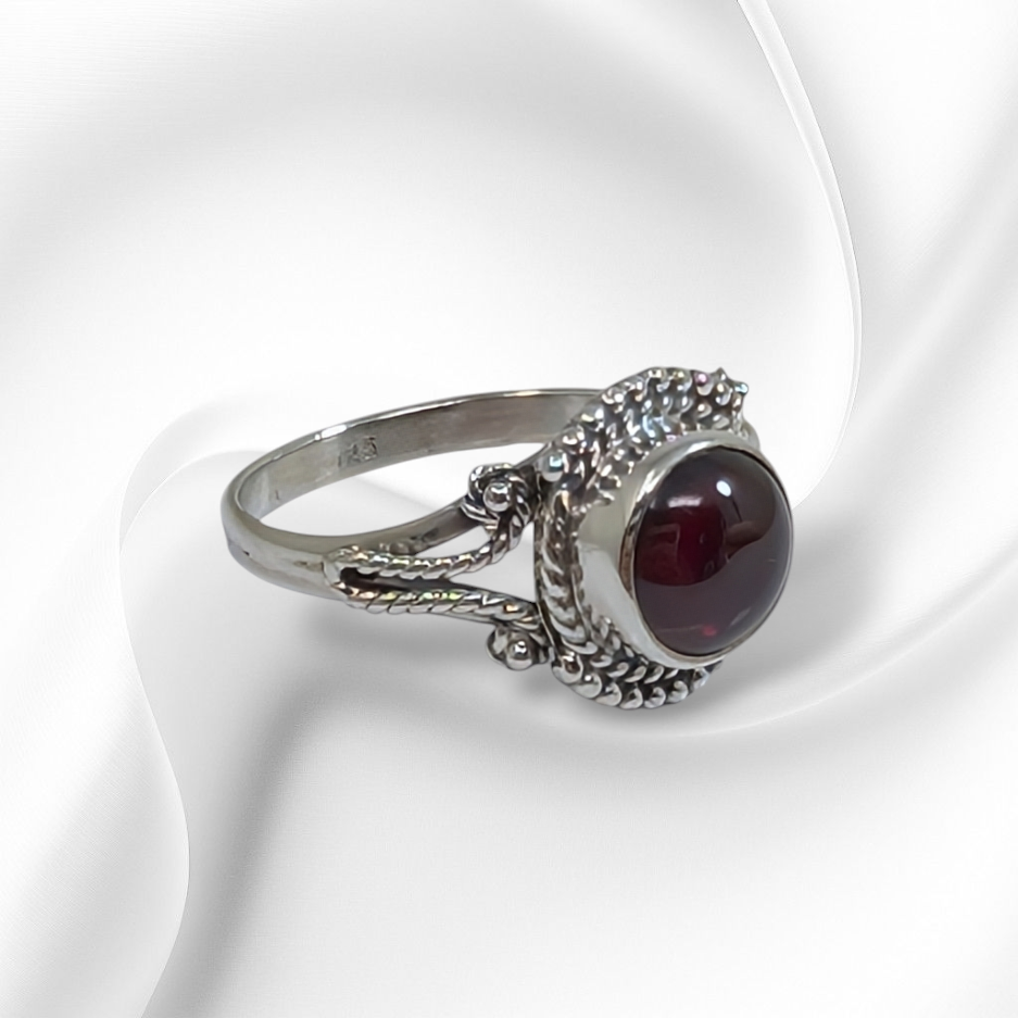925 Sterling Silver Women's Ring With Authentic Red Garnet Gemstone